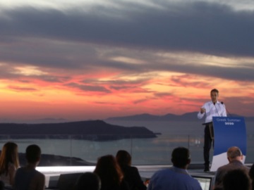 Παγκόσμιο προσκλητήριο Μητσοτάκη για τον τουρισμό στην Ελλάδα από τη Σαντορίνη (βίντεο)