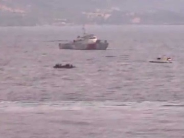 Νέα πρόκληση! Τουρκικές ακταιωροί «σπρώχνουν» βάρκα με μετανάστες προς την Λέσβο (βίντεο)