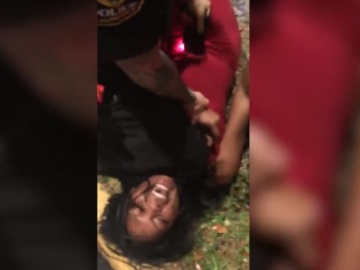 Αστυνομικός στο Μαϊάμι πατά Αφροαμερικανίδα στο λαιμό και της κάνει ηλεκτροσόκ με τέιζερ (vid)