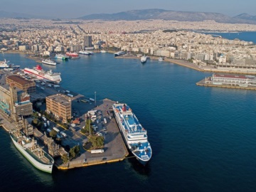 Αυξημένη η κίνηση στο λιμάνι του Πειραιά για τα νησιά -Φεύγουν για τα πρώτα καλοκαιρινά μπάνια 