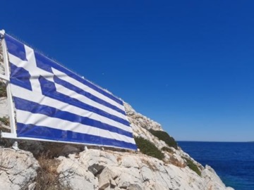 Μια ελληνική σημαία στις Λαούσες Αίγινας