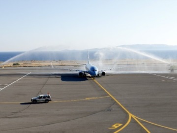 Με αψίδες νερού η υποδοχή των πρώτων πτήσεων στα περιφερειακά αεροδρόμια (βίντεο)