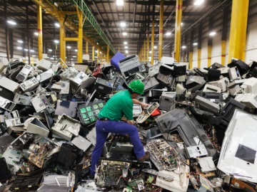 Η Ελλάδα παράγει ετησίως ανά κάτοικο σχεδόν 17 κιλά ηλεκτρονικών αποβλήτων