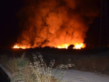 Δύσκολη νύχτα στο Πέραμα - Μεγάλη πυρκαγιά στους πρόποδες του Αιγάλεω