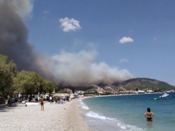 Μεγάλη φωτιά στις Κεχριές Κορινθίας: Εκκενώθηκαν οικισμοί και κατασκήνωση -Επί τόπου ο Χαρδαλιάς (εικόνες, βίντεο) 