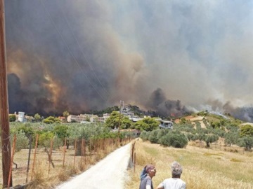 Προσωρινά κλειστός ο δρόμος Επιδαύρου - Ισθμού λόγω της φωτιάς στις Κεχριές