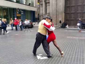 Κορονοϊός στην Αργεντινή: Χορεύοντας τάνγκο με ένα...σκουπόξυλο! - Ρεπορτάζ του Κ. Αργυρού
