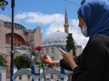 Η Αγιά Σοφιά ανοίγει ως τζαμί, συρρέουν για την προσευχή - LIVE από την Κωνσταντινούπολη 