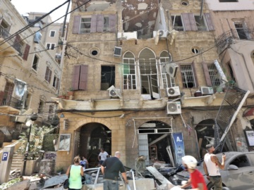Μάχη με το χρόνο στα χαλάσματα ενώ ο Λίβανος βυθίζεται στο απόλυτο οικονομικό χάος