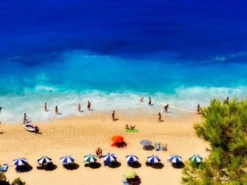 Βρετανικός τουρισμός: Η απαγόρευση στην Ισπανία οδήγησε σε πτώση τιμών κατά 28% στα ταξίδια στην Ελλάδα