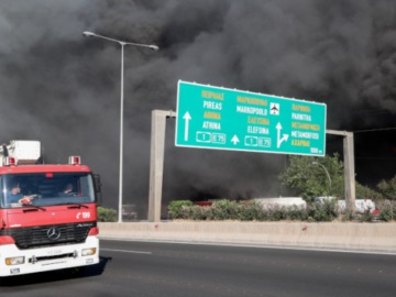 Ισχυρές εκρήξεις, μαύρος καπνός από τη φωτιά που συνεχίζει να καίει εργοστάσιο πλαστικών στη Μεταμόρφωση 