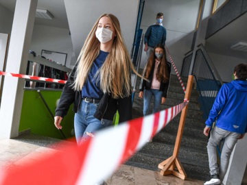 Ευρώπη: Γρίφος με το άνοιγμα των σχολείων – Ρεπορτάζ του Κώστα Αργυρού