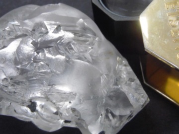 Εντυπωσιακό διαμάντι 442 καρατίων βρέθηκε στην Αφρική -Σαν μπαλάκι του γκολφ, μπορεί να πιάσει τα 18 εκατ. δολάρια! 