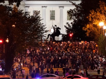 «Αφρισε» ο Τραμπ: «Αλήτες» οι διαδηλωτές κατά του ρατσισμού στην Ουάσιγκτον 