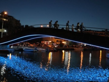«Το Σ.Ε.Φ. αλλάζει» - Εντυπωσιακές εικόνες από τα φωταγωγημένα γεφυράκια στην Ακτή Δηλαβέρη
