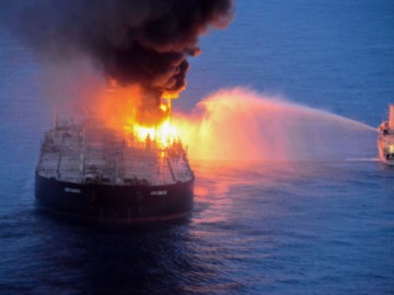 Φωτιά σε τάνκερ με 2 εκατ. βαρέλια πετρελαίου- 5 Έλληνες στο πλήρωμα, 1 Φιλιππινέζος νεκρός 