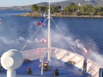 Με βεγγαλικά και συριγμούς εντυπωσιακός χαιρετισμός του πλοίου Apollon Hellas στον Άγιο Σώστη Αίγινας (βίντεο)