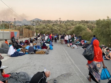 Κουμουτσάκος: Οι άστεγοι μετανάστες της Μόριας θα μεταφερθούν προσωρινά σε σκηνές