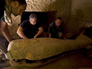 Αίγυπτος: Σημαντική αρχαιολογική ανακάλυψη - Βρέθηκαν 13 σαρκοφάγοι ηλικίας 2.500 ετών