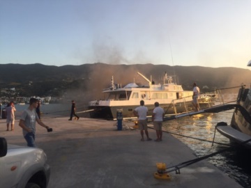 Συναγερμός στον Πόρο: Φωτιά σε τουριστικό σκάφος στο λιμάνι (φωτογραφίες) 