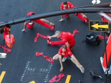 Ο Παγκόσμιος Πρωταθλητής της Formula 1 Φέτελ κάνει &quot;ζέσταμα&quot; μαζί με τους μηχανικούς της Ferrari (φωτό)