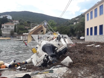 Η Ιθάκη μετρά τις πληγές της: Η κακοκαιρία «Ιανός» σάρωσε το νησί -Βυθίστηκαν σκάφη, καταστήματα υπέστησαν ζημιές [εικόνες]