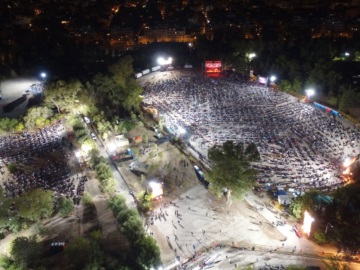 Με τις μελωδίες του Θάνου Μικρούτσικου κορυφώθηκαν οι εκδηλώσεις του 46ου Φεστιβάλ της ΚΝΕ (βίντεο)