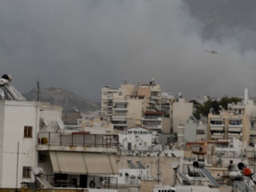 Υπό μερικό έλεγχο η φωτιά στον Βύρωνα -Ισχυροί άνεμοι στην περιοχή, επιχειρούν 62 πυροσβέστες 