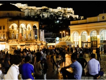 Οι πλατείες της Αθήνας... αναστέναξαν: Συνωστισμός, παρά τα νέα περιοριστικά μέτρα