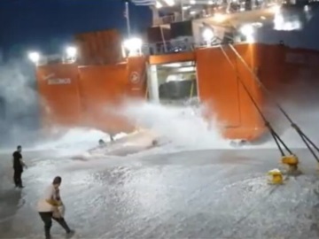 Μάχη από το πλοίο «Διονύσιος Σολωμός» για να δέσει στη Σίκινο - βίντεο