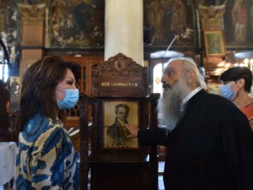Η Γιάννα Αγγελοπούλου ευχαριστεί τον π. Εμμανουήλ Γιαννούλη για τη φιλοξενία στη Μητρόπολη της Αίγινας