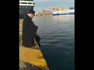 Ιερέας τέλεσε τον αγιασμό των υδάτων στον Πειραιά (βίντεο)