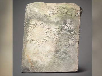 Μυστήριο με αρχαιοελληνική πλάκα που βρέθηκε σε κήπο σπιτιού στη Βρετανία