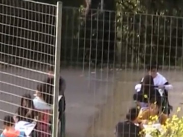Ναύπλιο: Έβγαλαν τα θρανία και έκαναν μάθημα στην αυλή για να μην συνωστιστούν στη μικρή τους τάξη