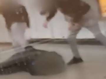 Σοκ από το βίντεο του ξυλοδαρμού του σταθμάρχη από νεαρούς στον σταθμό της Ομόνοιας (βίντεο)