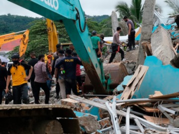  Σεισμός στην Ινδονησία: Τουλάχιστον 35 νεκροί από τα 6,2 Ρίχτερ -Κατέρρευσε και νοσοκομείο [βίντεο]