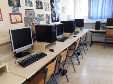 Αίγινα: Μεγάλη δωρεά ηλεκτρονικών  υπολογιστών  στο 2ο Γυμνάσιο Αίγινας