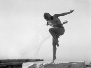 Χορεύοντας στην Ακρόπολη: Η Nelly’s στα Close Ups του Μουσείου Μπενάκη