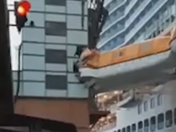 Πρόσκρουση κρουαζιερόπλοιου με γερανό στο λιμάνι της Σαβόνα (Video + Photos)