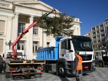 Ανακύκλωση φυσικών χριστουγεννιάτικων δένδρων απο τον Δήμο Πειραιά 