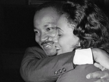 Φωτογραφίες «Η Αγκαλιά»: Ένα μνημείο με χέρια χωρίς σώματα για τον Μάρτιν Λούθερ Κινγκ και τη σύζυγό του Ένα χάλκινο γλυπτό της αγκαλιάς τους θα τοποθετηθεί σε μια καινούργια πλατεία