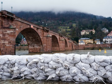 Η Κεντρική Ευρώπη ετοιμάζεται για πλημμύρες - Ρεπορτάζ του Κώστα Αργυρού