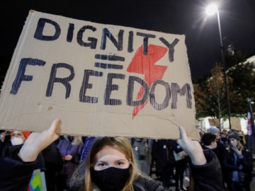 Πολωνία: Τρίτη νύχτα διαδηλώσεων μετά τη δημοσίευση του διατάγματος για τις αμβλώσεις