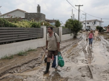 Ολοκληρώθηκε η καταστροφή στη Βόρεια Εύβοια – Μετά τις πυρκαγιές, πλημμύρες από την κακοκαιρία “Αθηνά” (vid)