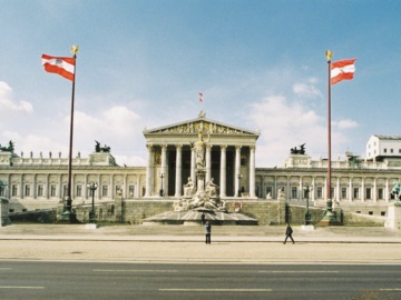 Συνεχίζεται ο πολιτικός αναβρασμός στην Αυστρία μετά την παραίτηση Κουρτς