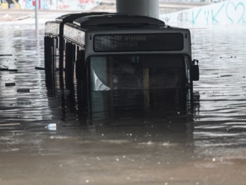 Έκλεισαν Κηφισίας – Κωνσταντινουπόλεως λόγω πλημμύρας – Πρωτόγνωρες εικόνες με βουλιαγμένο λεωφορείο