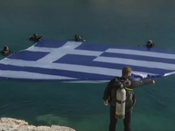 Στη Βουλιαγμένη καταδύθηκε η μεγαλύτερη ελληνική σημαία