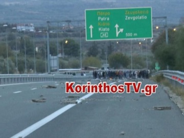 Ρομά έκλεισαν την εθνική οδό Κορίνθου-Πατρών στο Ζευγολατιό σε ένδειξη διαμαρτυρίας για τον νεκρό στο Πέραμα