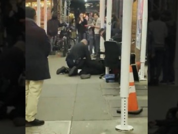 Viral έγινε βίντεο με αστυνομικό που χτυπά και αφήνει αναίσθητο άστεγο (βίντεο)