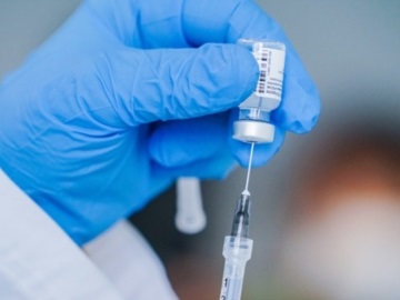 Η ασπίδα απέναντι στην πανδημία που δοκιμάζει το ΕΣΥ: Εμβολιασμός - Τρίτη δόση - Μονοκλωνικά και θεραπείες